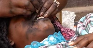 Yon jèn fi an Afrik tattoo zansiv li, pou li ka  gen zansiv vyolèt (Video)