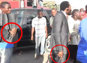 HAITI: Depite Arnel Belizaire rale zam sou yon group manifestan [VIDEO]