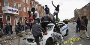 Monde: Émeutes à Baltimore après les funérailles du jeune noir tué par la police