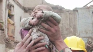Monde: Un bébé retrouvé vivant sous les décombres des heures après le séisme