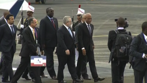 Le Président Martelly reçu au Panama avec le drapeau canadien au Sommet des Amériques