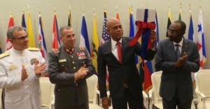 Haiti: Le président Michel Martelly  reçoit le « Livre blanc » sur la Sécurité et la Défense nationale