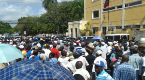 Monde: Les travailleurs des bateys manifestent devant l’Ambassade d’Haïti à Santo Domingo