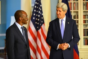 Monde: Le Premier Ministre Evans Paul rencontre le Secrétaire d’Etat américain John Kerry