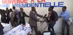 HAITI: Sauveur Pierre Etienne a été agressé par des étudiants ( VIDEO )