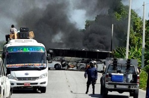 HAITI: un autobus et près d’une dizaine de motocyclettes incendiés