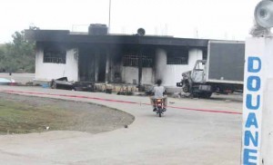 Haiti: Le bâtiment de la douane sur la frontière d’Anse-à-Pitres incendié