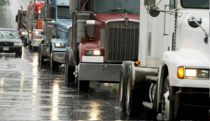 Monde: Les camionneurs dominicains frustrés boycottent le marché binational à Dajabón