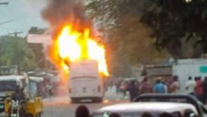 Haiti: Un autobus transportant des employés d’une organisation humanitaire attaqué et incendié