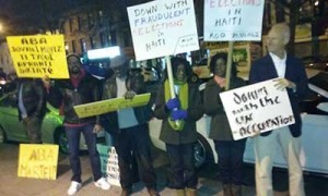 Monde: Manifestation devant Manor Palace à New-York contre le candidat Jovenel Moise