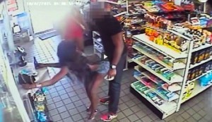 Monde: Deux femmes harcèlent sexuellement un homme dans un supermarché (video)