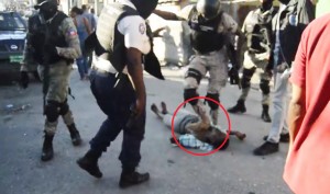 HAITI: Un manifestant au sol  piétiné méchamment  par un policier [video]
