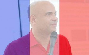 L’ex-Premier ministre Laurent Lamothe porte le drapeau français en support aux victimes