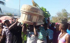 HAITI: cercueil symbolique pour chanter les funérailles de Nèg Bannann lan